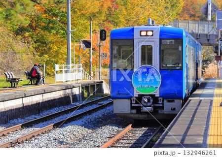 小海線 甲斐大泉駅 紅葉 小海線 甲斐大泉駅 紅葉 132946261