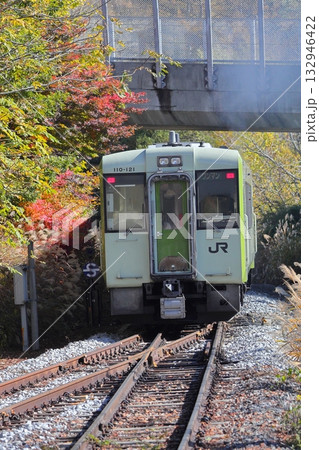 小海線 甲斐大泉駅 紅葉 小海線 甲斐大泉駅 紅葉 132946422