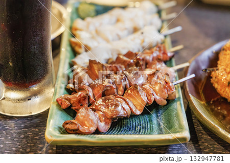 美味しそうな焼き鳥（レバー）と冷たいビール 132947781