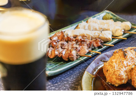 美味しそうな焼き鳥（レバー）と冷たいビール 132947786