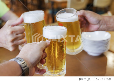 飲食店で飲む美味しそうなよく冷えたビール 132947806