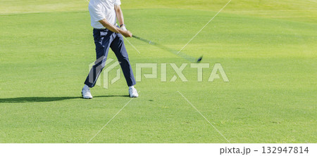 緑が綺麗なゴルフ場でプレイする人 132947814