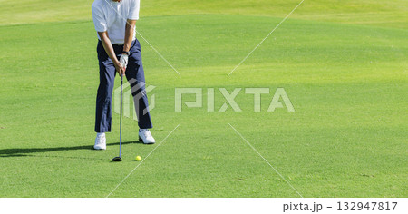 緑が綺麗なゴルフ場でプレイする人 132947817