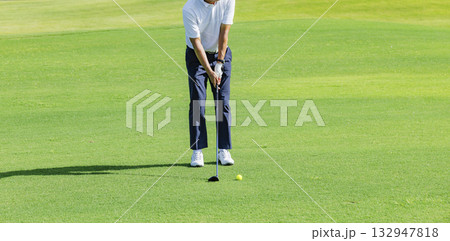 緑が綺麗なゴルフ場でプレイする人 132947818