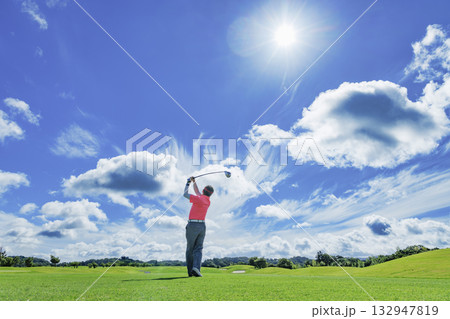 緑が綺麗なゴルフ場でプレイする人 132947819
