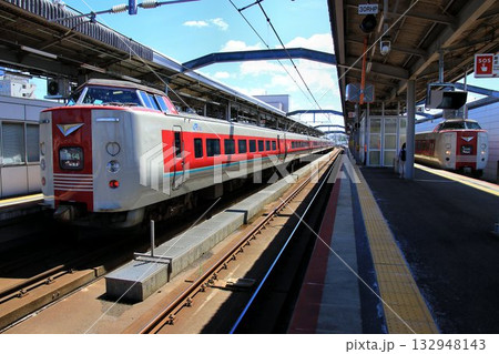 初夏の陽射しを受け八雲立つ出雲国へ…『特急やくも』381系 初夏の陽射しを受け八雲立つ出雲国へ…『特急やくも』381系 132948143