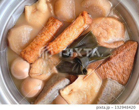 鍋で煮たおでん 132948420