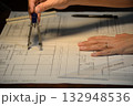 夜に自宅で建築の設計製図でコンパスを使う風景 132948536