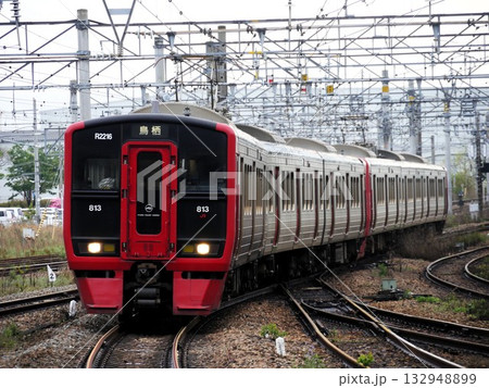 鳥栖駅に進入する九州の通勤電車 132948899