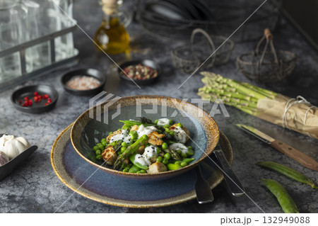 Healthy grilled halloumi salad with asparagus and peas Healthy grilled halloumi salad with asparagus and peas 132949088