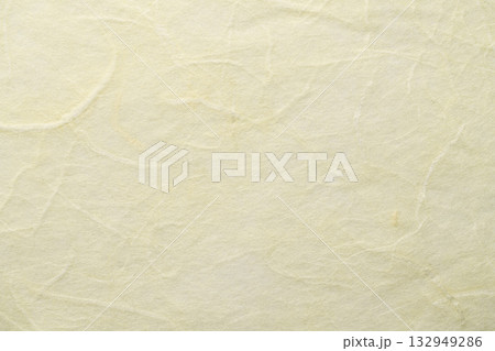 薄黄色の雲龍染和紙の質感背景 132949286
