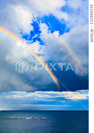 ダブルレインボーの幻想的な海景 ダブルレインボーの幻想的な海景 132949339
