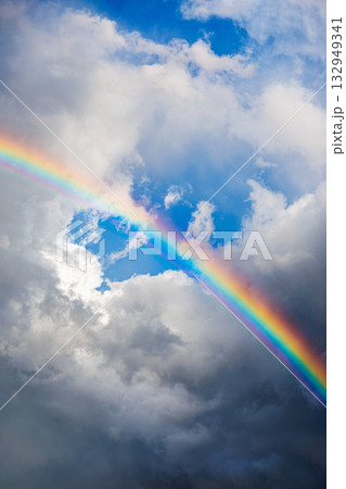 海辺に差し込む虹の光のベール 132949341