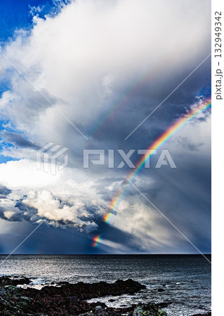 海に架かる鮮やかな虹と雲の風景 132949342