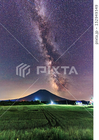 星降る夜の羊蹄山と農地の風景 星降る夜の羊蹄山と農地の風景 132949349