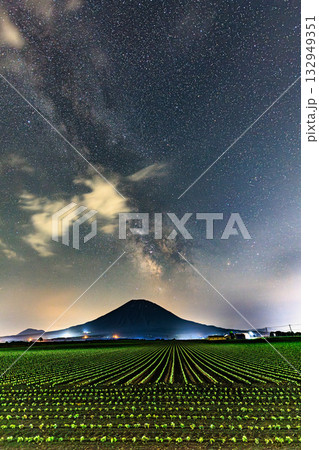 満天の星と静寂の羊蹄山の夜景 満天の星と静寂の羊蹄山の夜景 132949351