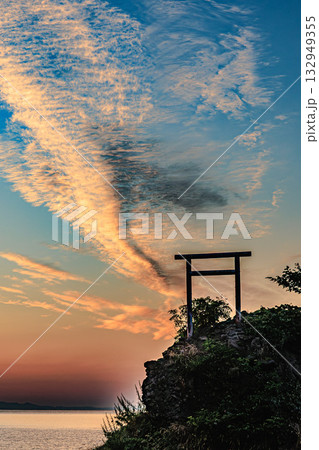 大黒岩に訪れる新しい一日の光 132949355