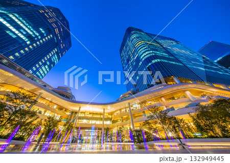 日本の東京都市景観新風景。高輪ゲートウェイ駅前の高輪ゲートウェイシティなどを望む。噴水のライトアップ 日本の東京都市景観新風景。高輪ゲートウェイ駅前の高輪ゲートウェイシティなどを望む。噴水のライトアップ 132949445
