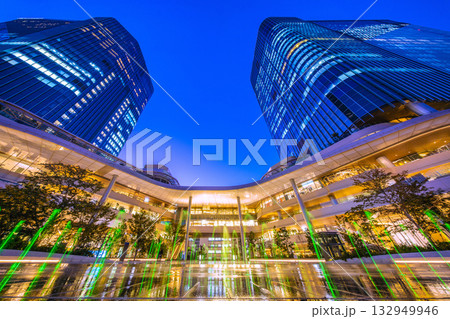 日本の東京都市景観新風景。高輪ゲートウェイ駅前の高輪ゲートウェイシティなどを望む。噴水のライトアップ 132949946