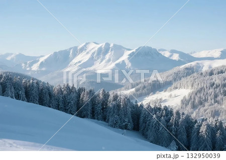 雪山の向こうに見える雪山 雪山の向こうに見える雪山 132950039