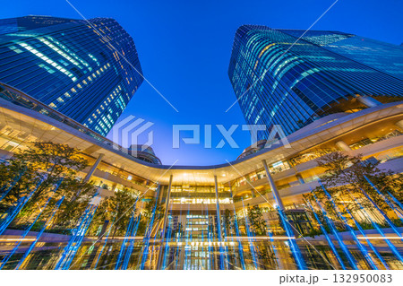 日本の東京都市景観新風景。高輪ゲートウェイ駅前の高輪ゲートウェイシティなどを望む。噴水のライトアップ 132950083