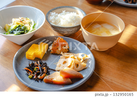 卵焼きとひじき煮、れんこんきんぴらを添えた和風の朝食 132950165