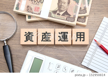 資産運用　（札束、電卓、チェックリスト、虫メガネ） 132950814