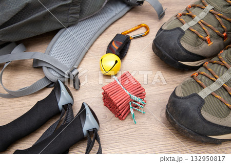 クマ鈴と爆竹（トレッキングポール、登山靴、リュック） 132950817