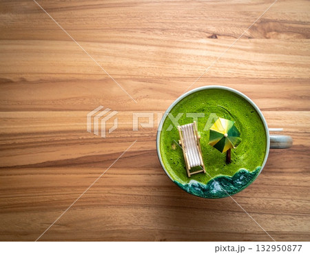 抹茶ラテの液面に浮かぶミニチュアのデッキチェアとビーチ 132950877