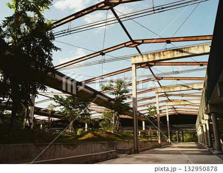 工場跡地の公園と青空 132950878