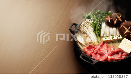 豪華すき焼き鍋 明るい木目背景と鮮やか具材 132950887