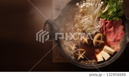 贅沢和牛の本格すき焼き 木目背景の湯気立つ鍋 132950888