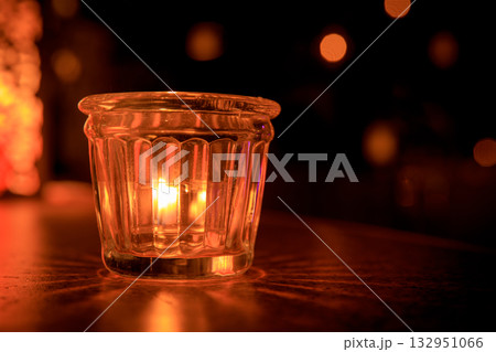 キャンドルホルダーにゆれる炎 キャンドルホルダーにゆれる炎 132951066