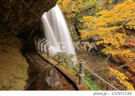 雷滝の秋　長野県 132951184