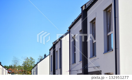 Newly built terraced houses in a residential area. Modern terraced houses on the outskirts of the city. Newly built terraced houses in a residential area. Modern terraced houses on the outskirts of the city. 132951277