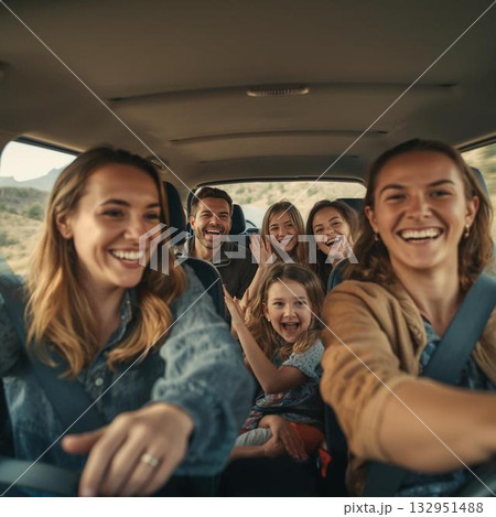 ドライブを楽しむ家族 132951488