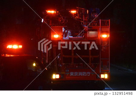 消防車の深夜の出動 132951498