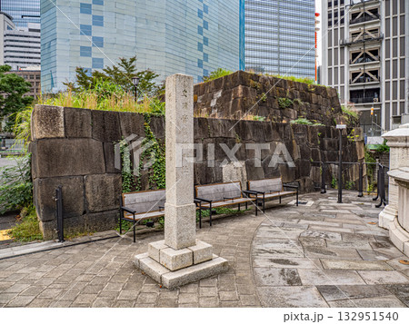 国指定史跡「常盤橋門跡」と標柱 132951540