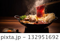 食欲の旋律：湯気が舞い上がる伝統的なすき焼き鍋 132951692