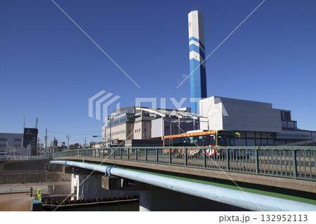 あずま橋を渡る国際興業バス（埼玉県川口市） 132952113