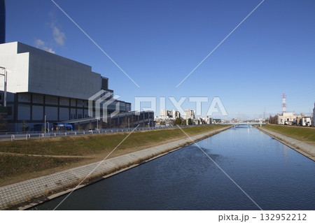 新芝川：あずま橋より上流を望む（朝日環境センター前） 132952212