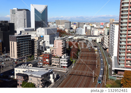 俯瞰：秋の川口駅を発車する京浜東北線E233系電車（埼玉県川口市） 132952481
