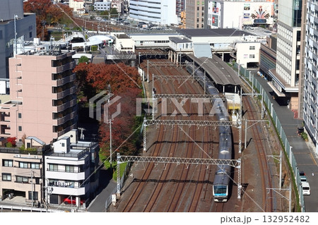 俯瞰：秋の川口駅を発車する京浜東北線E233系電車（埼玉県川口市） 132952482