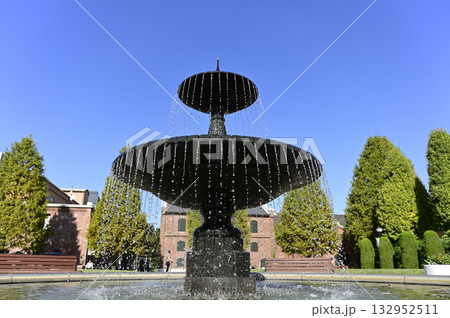 「ノリタケの森(愛知県名古屋市)」の噴水広場から赤レンガ棟を望む 「ノリタケの森(愛知県名古屋市)」の噴水広場から赤レンガ棟を望む 132952511