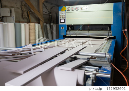 Grinding of wooden furniture panels on a machine 132952601