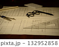 夜に自宅で建築の設計製図の作業風景（休憩中） 132952858