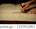 夜に建築図面を製図する日本人建築士の手元 132952861