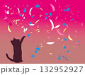 花びらを掴もうとする猫 132952927