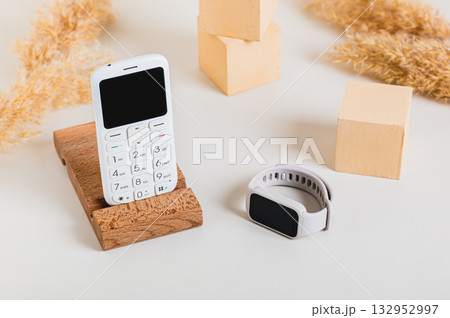 Wireless communication between a push-button telephone and a fitness bracelet Wireless communication between a push-button telephone and a fitness bracelet 132952997