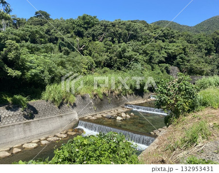 小さな滝と川 小さな滝と川 132953431